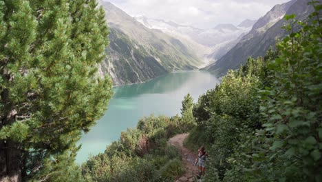 Schönes-Weißes-Mädchen-Mit-Blonden-Haaren-Und-Sonnenbrillen-Auf-Spaziergängen-Auf-Einem-Bergpfad