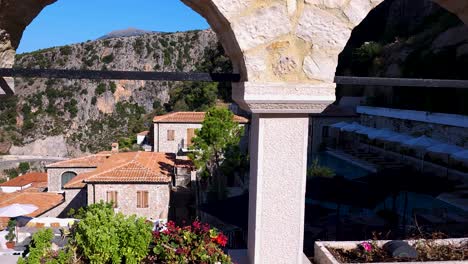 Mediterrane-Kolonnadenbögen,-Steintaverne,-Meerblick-Und-Touristendorf-Am-Mittelmeerhaus,-Ein-Malerischer-Rückzugsort-An-Der-Küste-In-Albanien