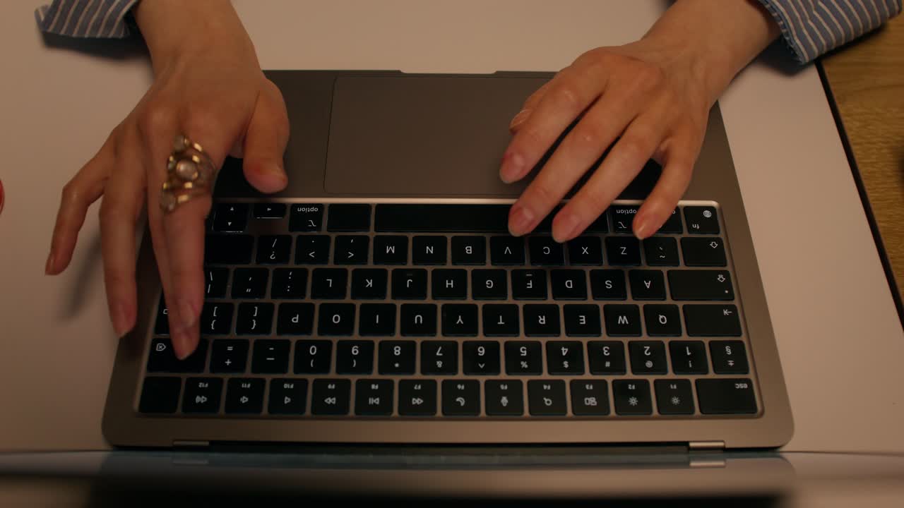 mujer escribiendo en una computadora portátil