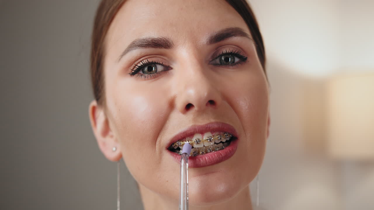 mujer con aparatos ortopédicos