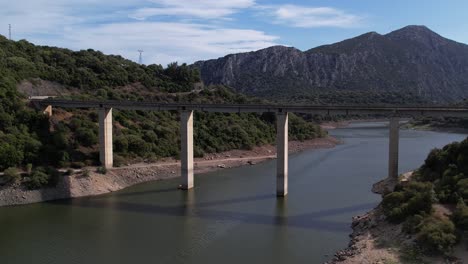 Vista-Aérea-De-La-Carretera-Strada-Provinciale-Que-Cruza-El-Río