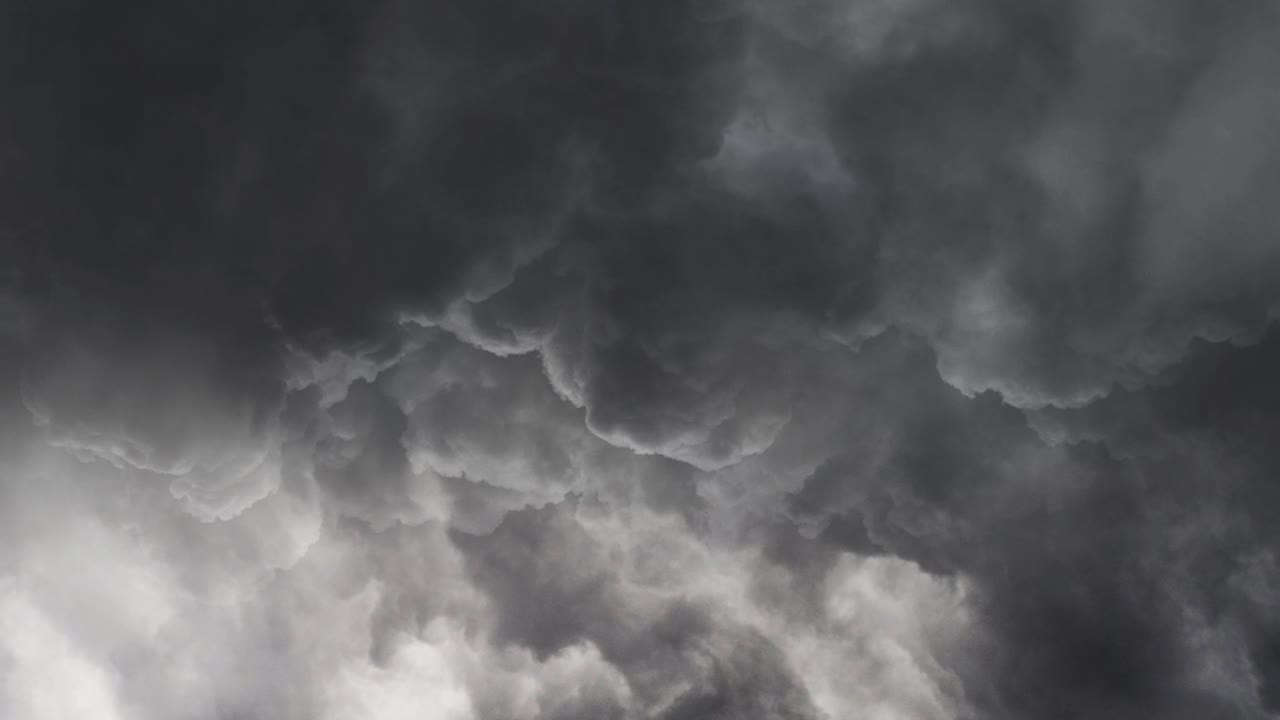 tormenta sobre cielo gris 4k