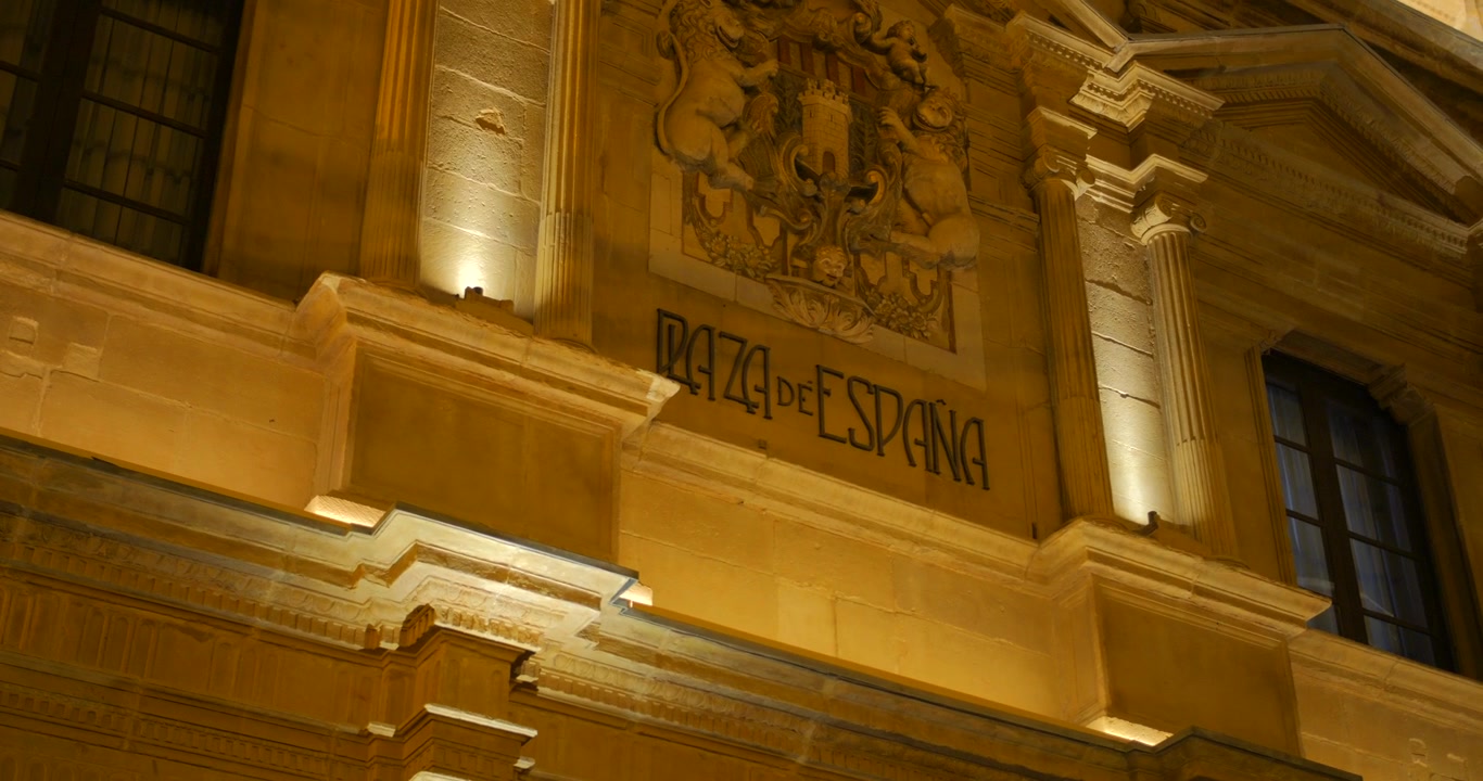 Inquadratura dal basso del municipio in una vecchia città storica in Spagna di notte. Plaza España, l'edificio principale di Alcañiz, Spagna.