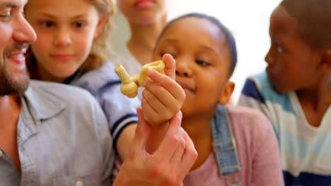 Gruppe-Von-Schulkindern,-Die-Im-Klassenzimmer-Anatomie-Studieren,-Mit-Lehrer-Am-Schreibtisch-4k