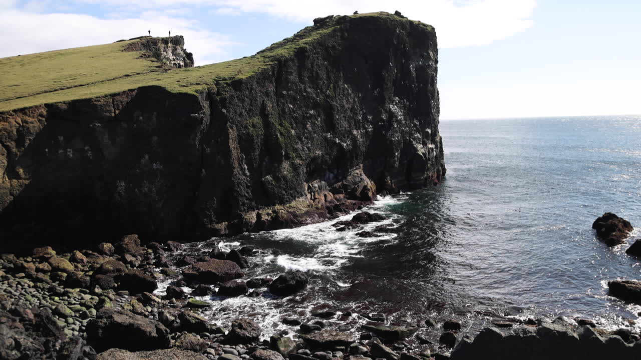 hermosa vista amplia de los enormes acantilados costeros en valahnúkamöl, islandia