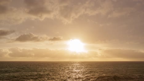 Zeitraffer-Sonnenaufgang-über-Dem-Italienischen-Meer-In-Ligurien,-Genua,-Ozean-Skyline,-Sonnenfluss-Am-Frühen-Morgen-In-Einem-Europäischen-Reiseziel