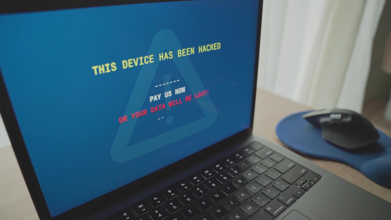 Bærbar computer inficeret med malware eller virus af hacker eller cyberkriminel gruppe, der fjernadgang til enheden. Kodefejl og skærmproblemer. Sikkerhedsbrud på systemet. Løsepengeanmodning dukker op.