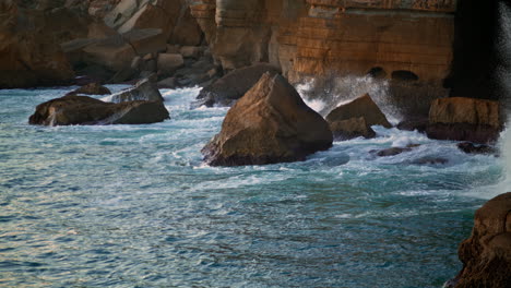 las olas del mar chocan contra el acantilado en verano. peligrosa costa de la naturaleza belleza en movimiento.