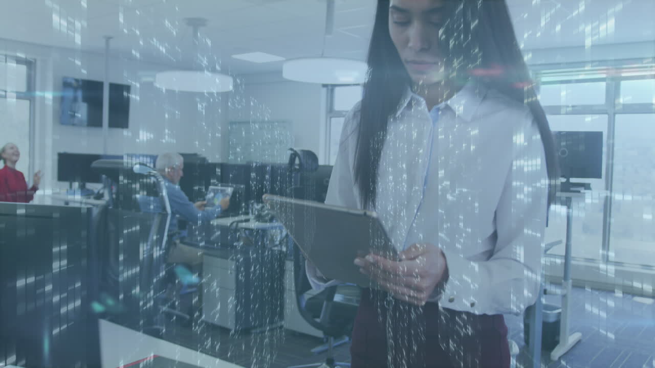 animación de luz brillante sobre una mujer de negocios biracial usando tecnología