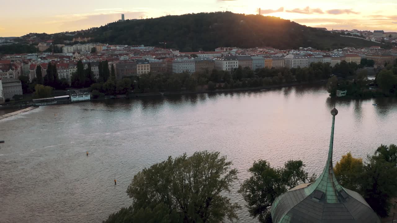 Vista aerea del fiume Moldava a Praga con cieli al tramonto sullo sfondo