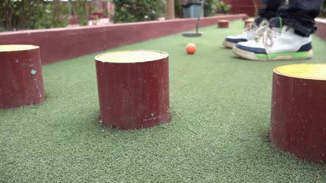 Hacer-El-Tiro-Para-Evitar-Obstáculos-En-El-Minigolf-Y-Dirigirse-Hacia-El-Green