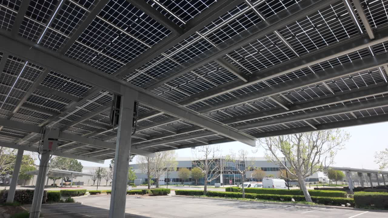paneles solares en la parte superior de una estructura de techo en un estacionamiento en california, tiro de inclinación