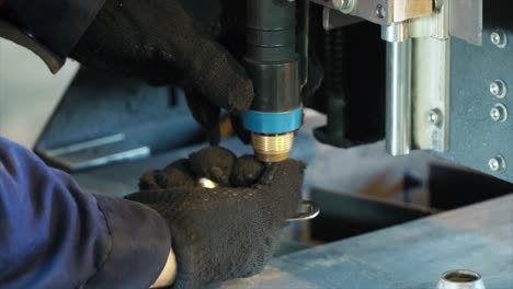 trabajador industrial que realiza el mantenimiento de la soldadura