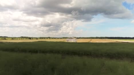toma aérea de cultivos de caña de azúcar y campos de siembra
