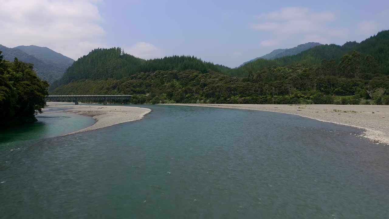 비행: 모토 강을 따라 낮게 날아다니며 고속도로 35 다리 위로