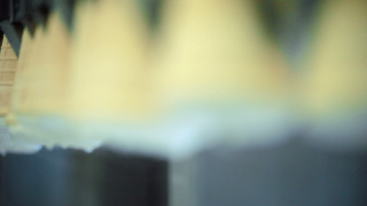 línea de producción de alimentos. línea de fabricación de helados. fábrica de alimentos. cinta transportadora