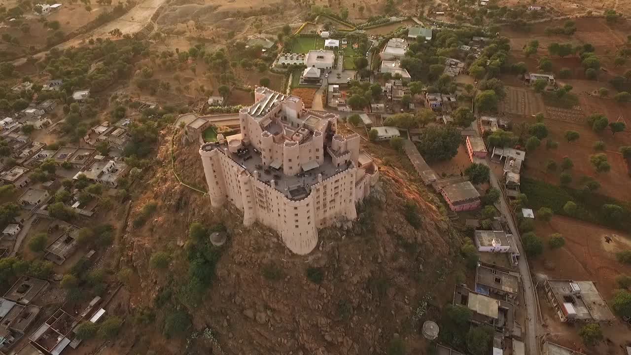 una vista de pájaro muestra el alila fort bishangarh en jaipur rajasthan india