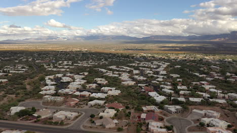 Las-Nubes-Proyectan-Sombras-De-La-Ciudad-De-Arizona,-Antena-Con-Vista-A-La-Montaña