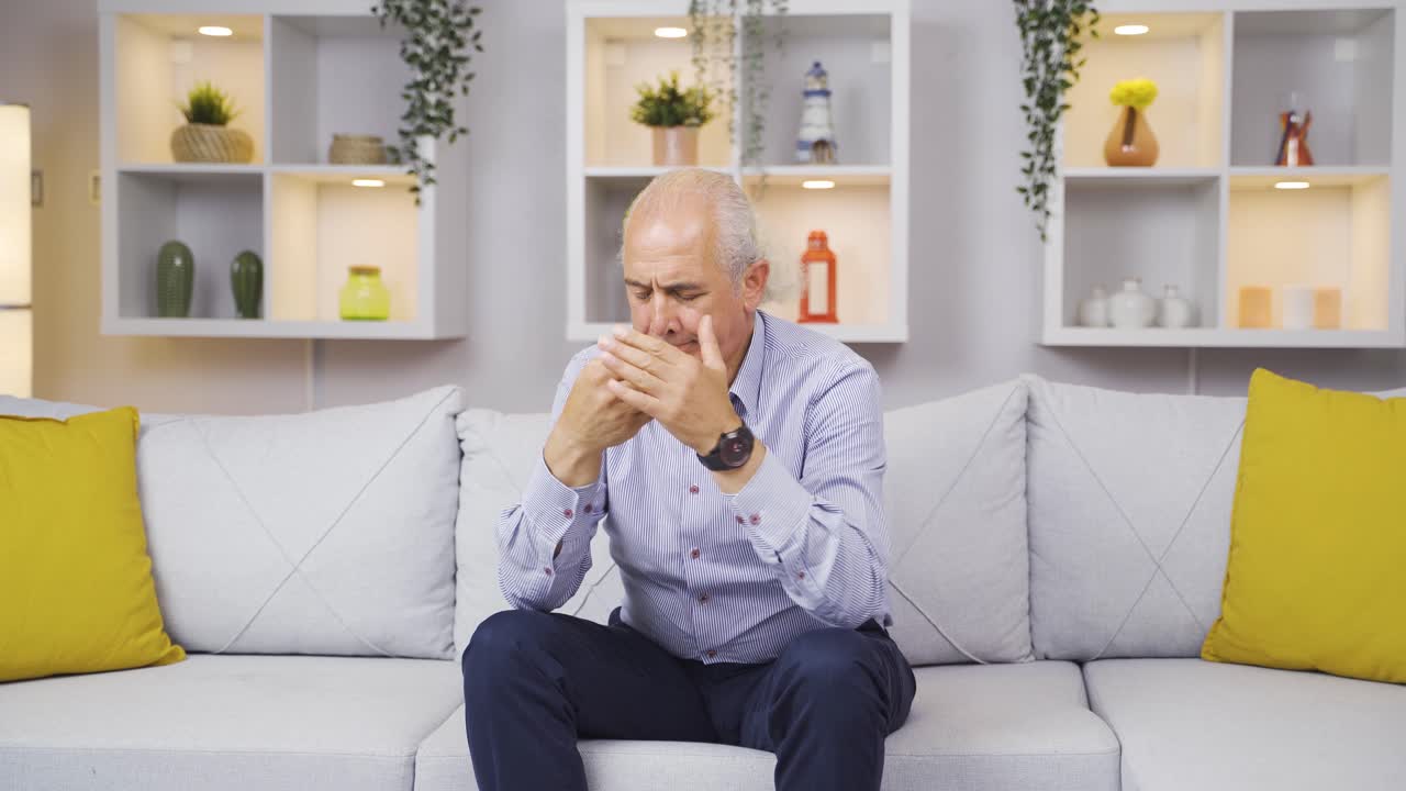 un anciano preocupado y nervioso cansado de la soledad.