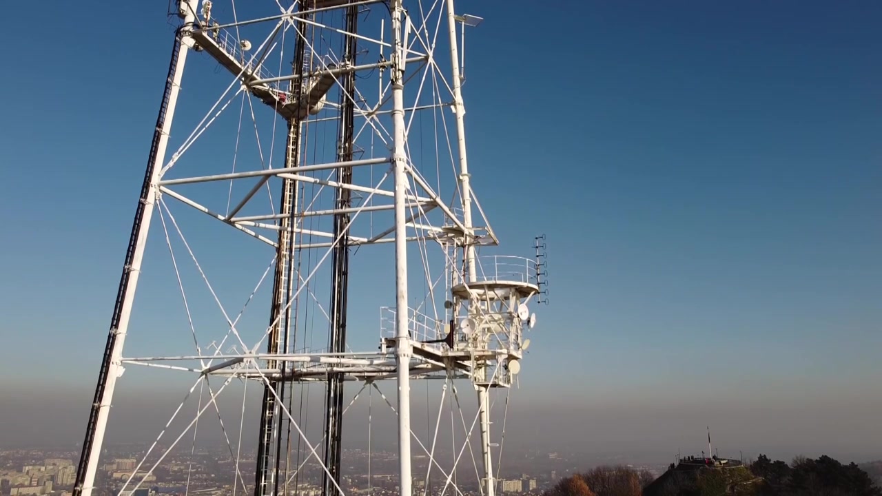 Luftaufnahme einer Drohne, die nahe einem Fernsehturm fliegt.