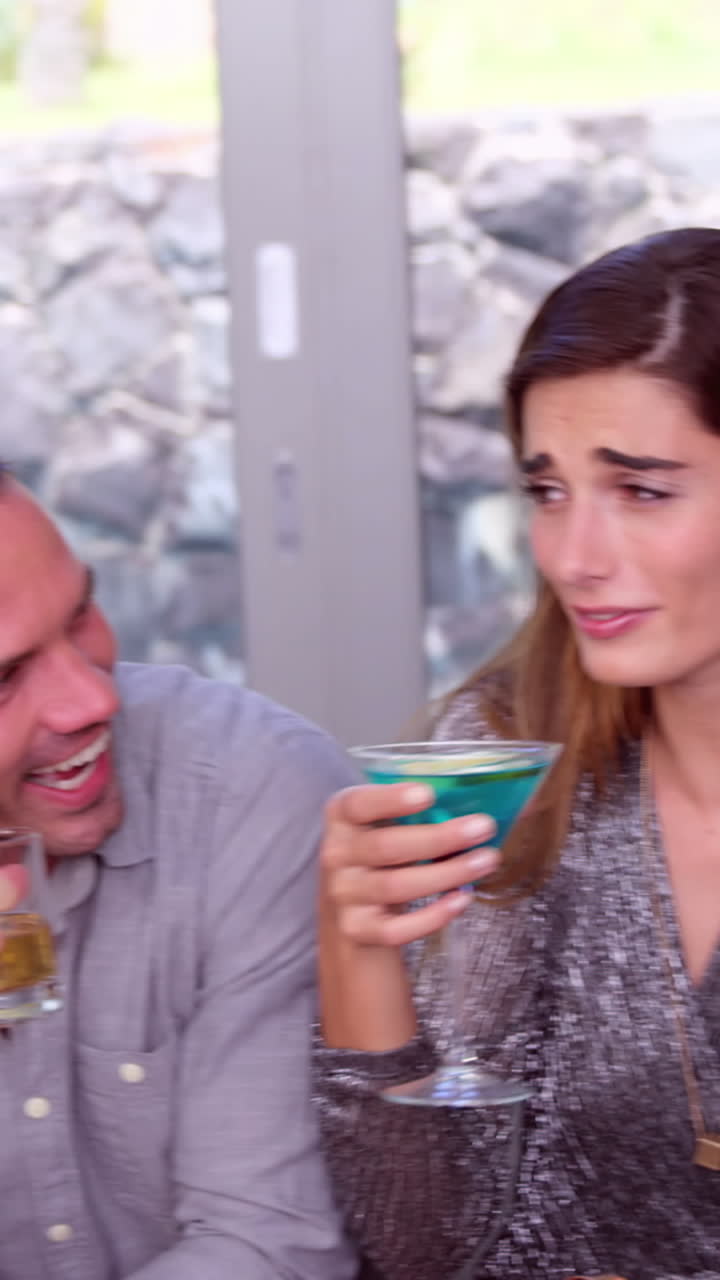 amigos felices bebiendo cócteles y cervezas