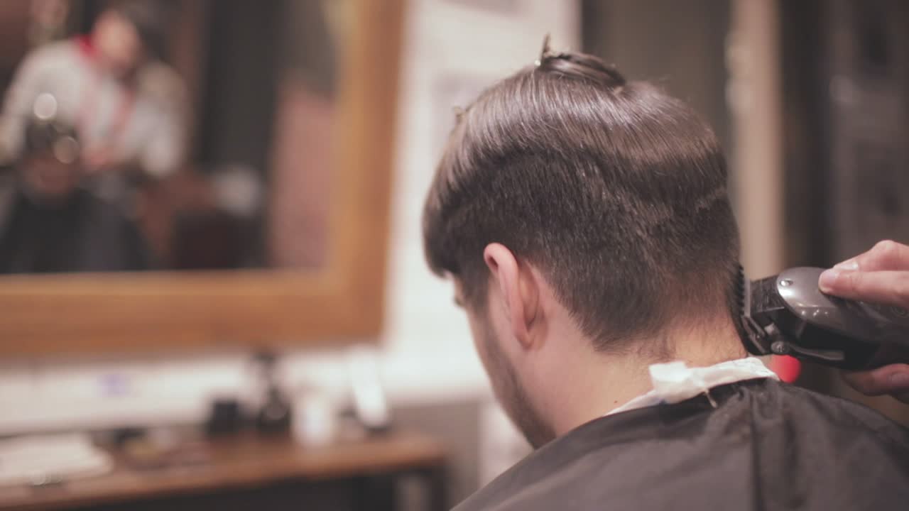 Barberklip. Hårstyling i barbersalon. Herrefrisure. Herreklip.