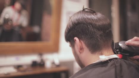 Corte-De-Pelo-De-Barbero.-Peluquería-En-Barbería.-Peinado-De-Hombre.-Corte-De-Pelo-Hombre