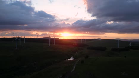 Luftaufnahmen-Eines-Windparks-Bei-Sonnenuntergang