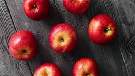 manzanas rojas maduras en la mesa de madera