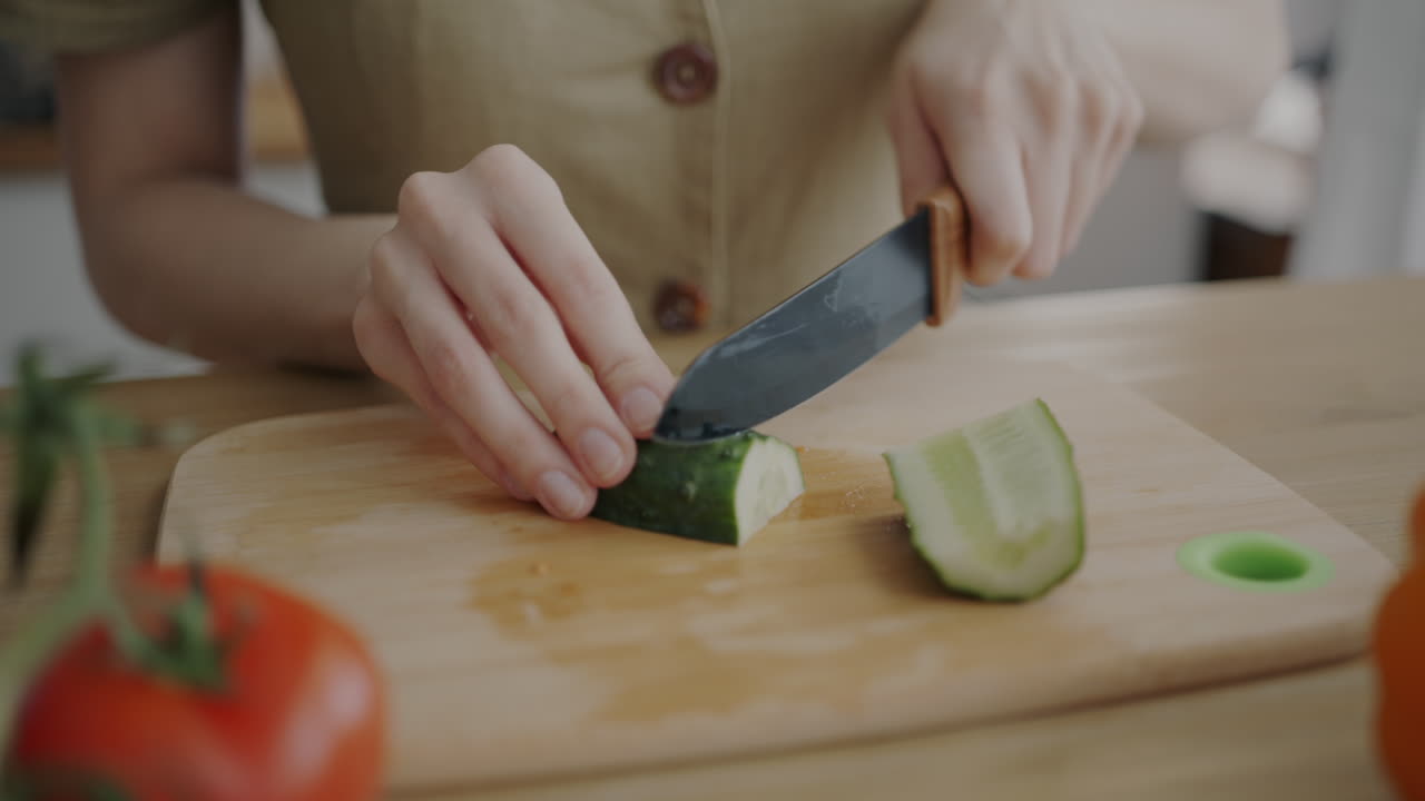 mujer cortando pepino
