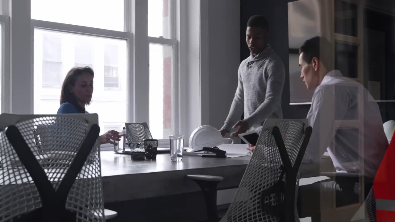 Business professionals working in a modern office&acirc;&euro;&uml;