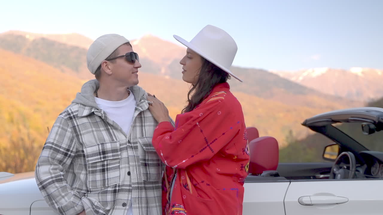 아름다운 가을 드라이브 를 즐기는 부부