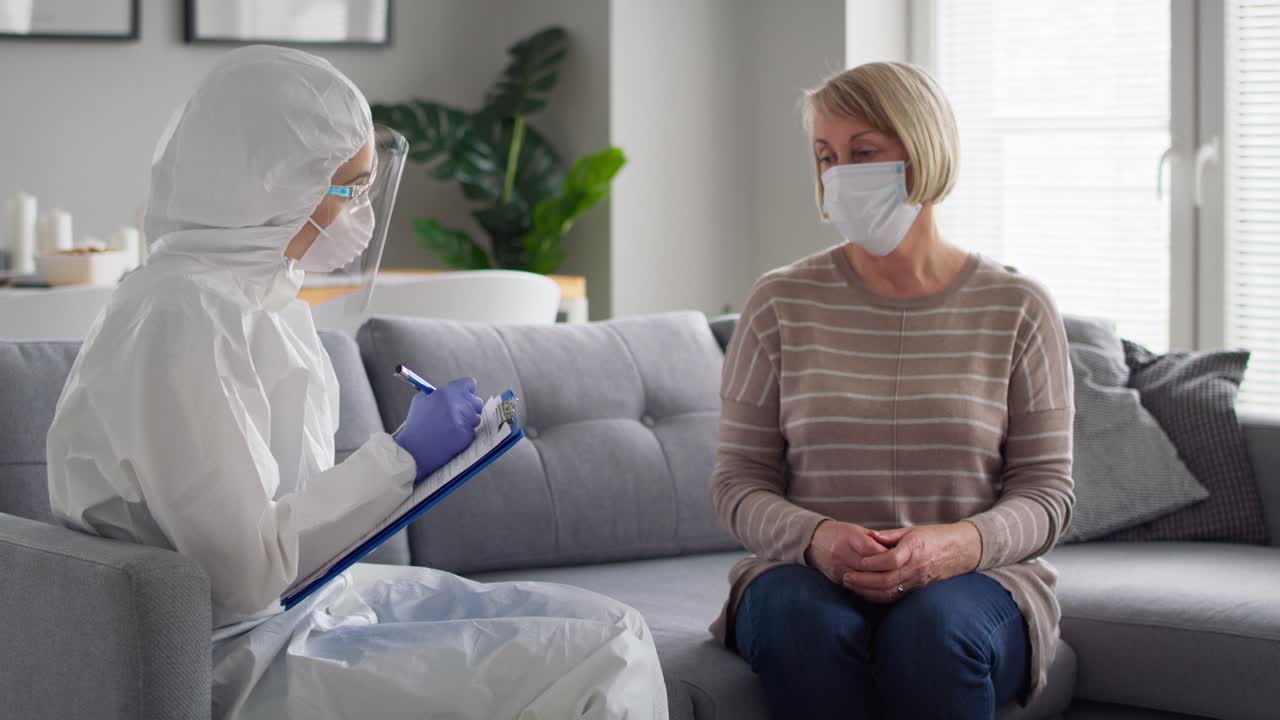 의료 종사자가 노인을 집에 방문하는 영상