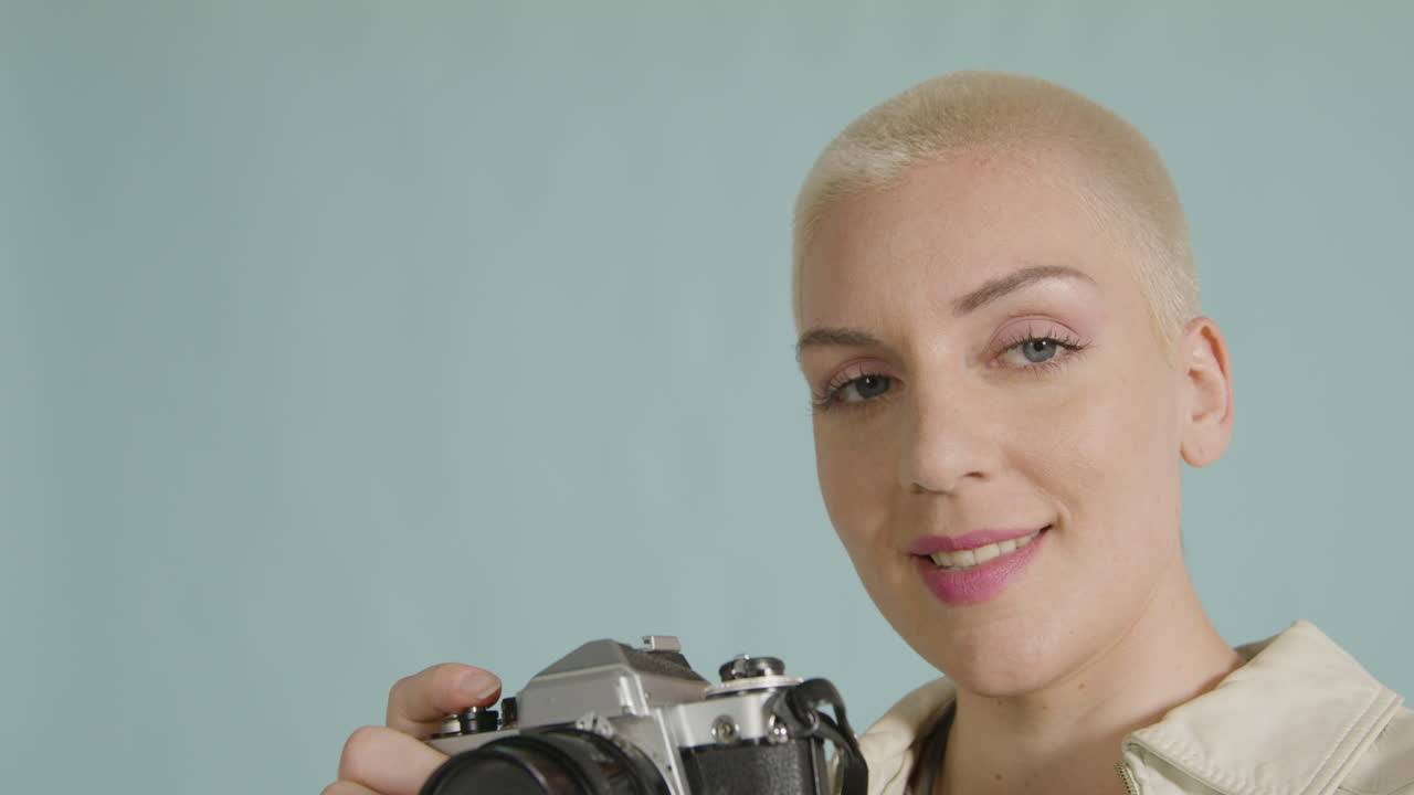 fotógrafa posa con cámara vintage 02