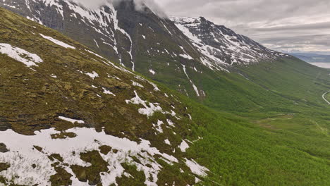 nordkjosbotn noruega antena v4 sobrevuelo de drones de gran altitud a lo largo de la ladera de la montaña capturando los detalles de la pendiente empinada, la panorámica revela la entrada estrecha de balsfjord - filmada con mavic 3 cine - junio de 2022