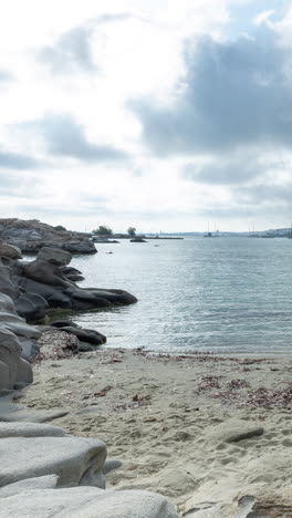 Schöner-Strand-Und-Die-Küste-In-Griechenland-In-Vertikaler