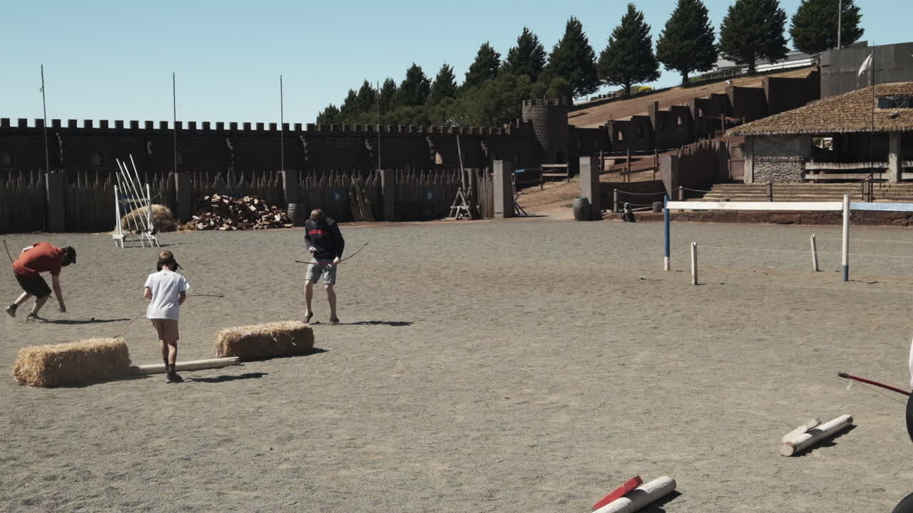 grupo de adolescentes masculinos femeninos que juegan a luchar unos contra otros