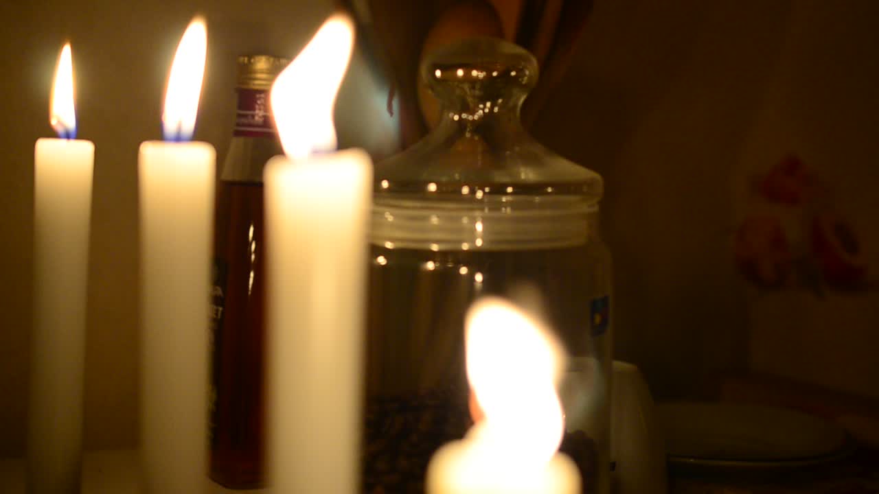 Numero di candele. Candele accese, silenzio e riposo.