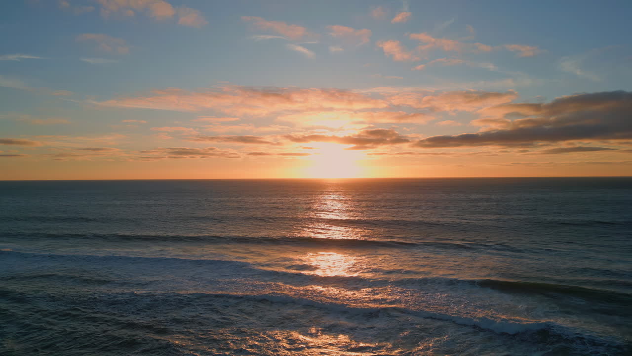 夕暮れ 海の波紋 水のビーチ 空の景色 黄金の夜明け 空の暗い静かな海
