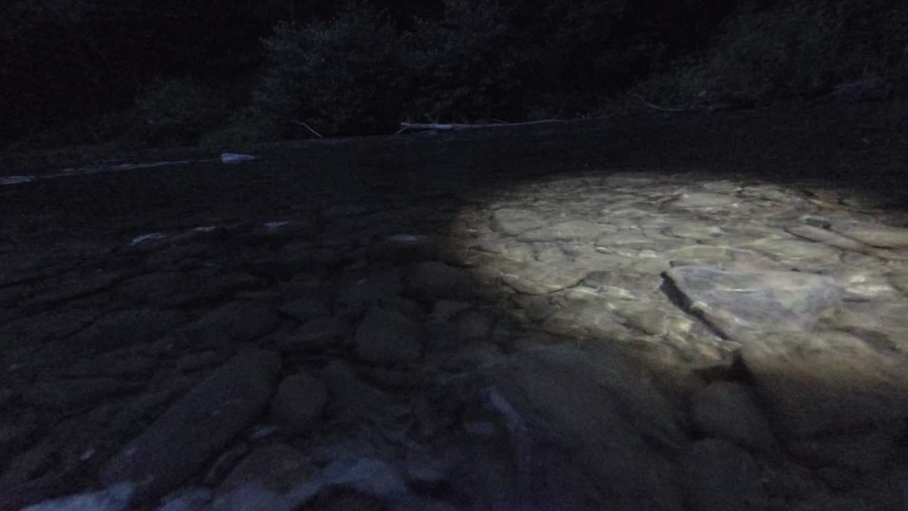 luz misteriosa en el río de la montaña de la noche