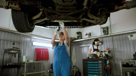 mujer reparando auto