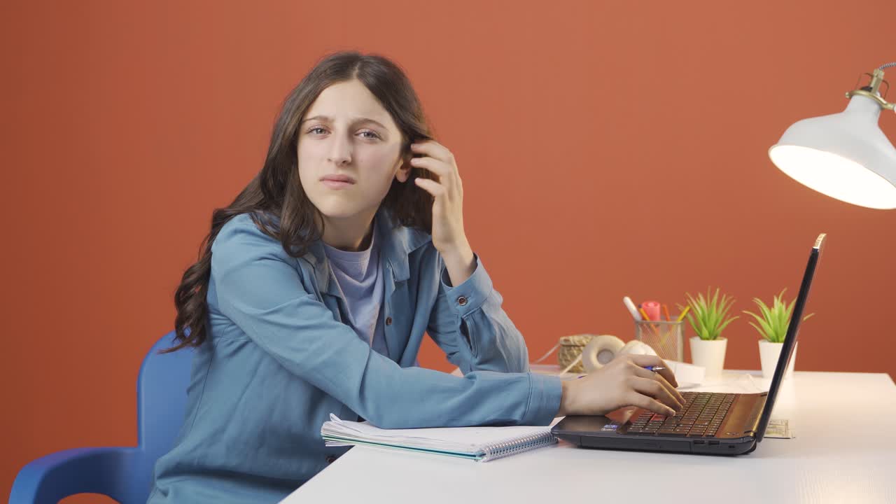 una mujer joven con un problema de audición.