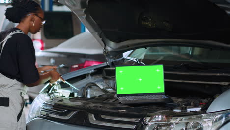 Modell-Laptop-Auf-Dem-Auto-In-Der-Garage