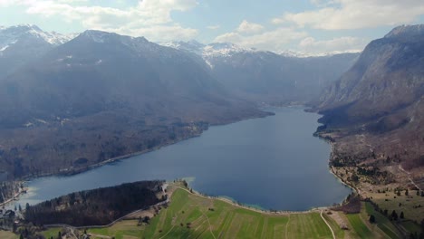 Luftaufnahme-Des-Bohinjer-Sees-Zwischen-Bergen