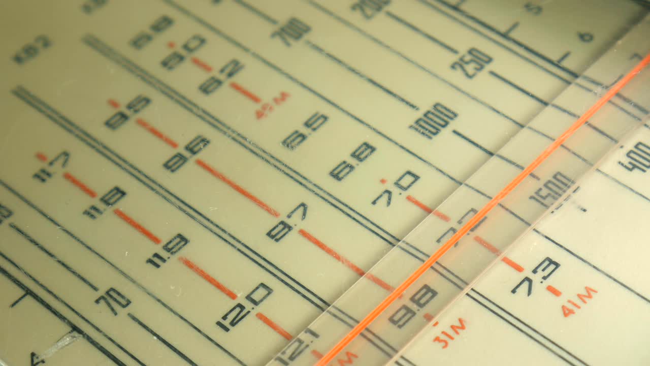 radio, la búsqueda de estaciones. el sonido de la vieja radio