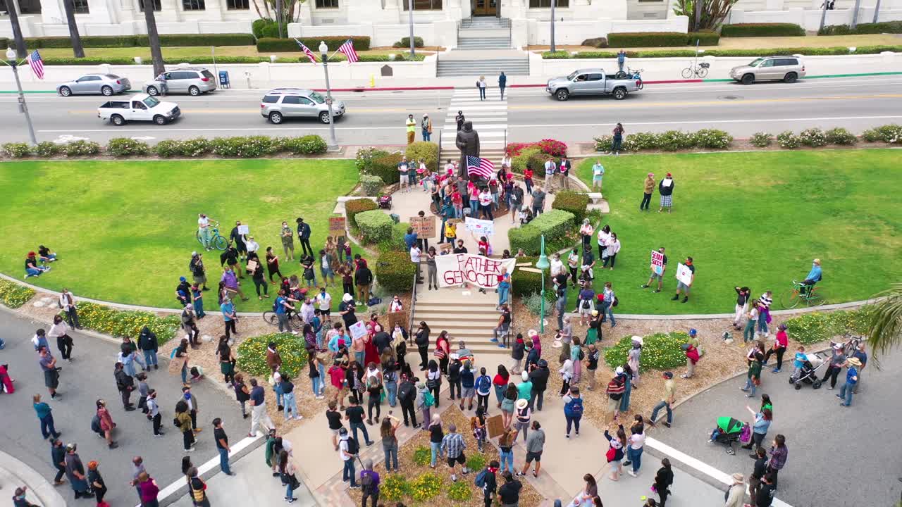 toma aérea de la protesta de los indios americanos chumash contra la estatua del padre junipero serra frente al ayuntamiento ventura california 4