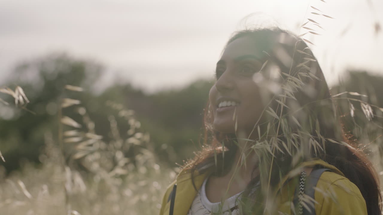 joven india independiente excursionista turista disfrutando de la libertad relajada al aire libre excursionando sola en el campo sonriendo feliz en unas vacaciones de aventura