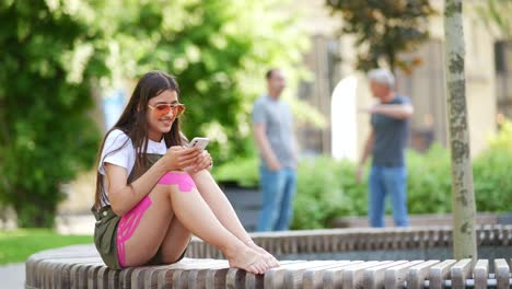 adolescente usando el teléfono en el parque