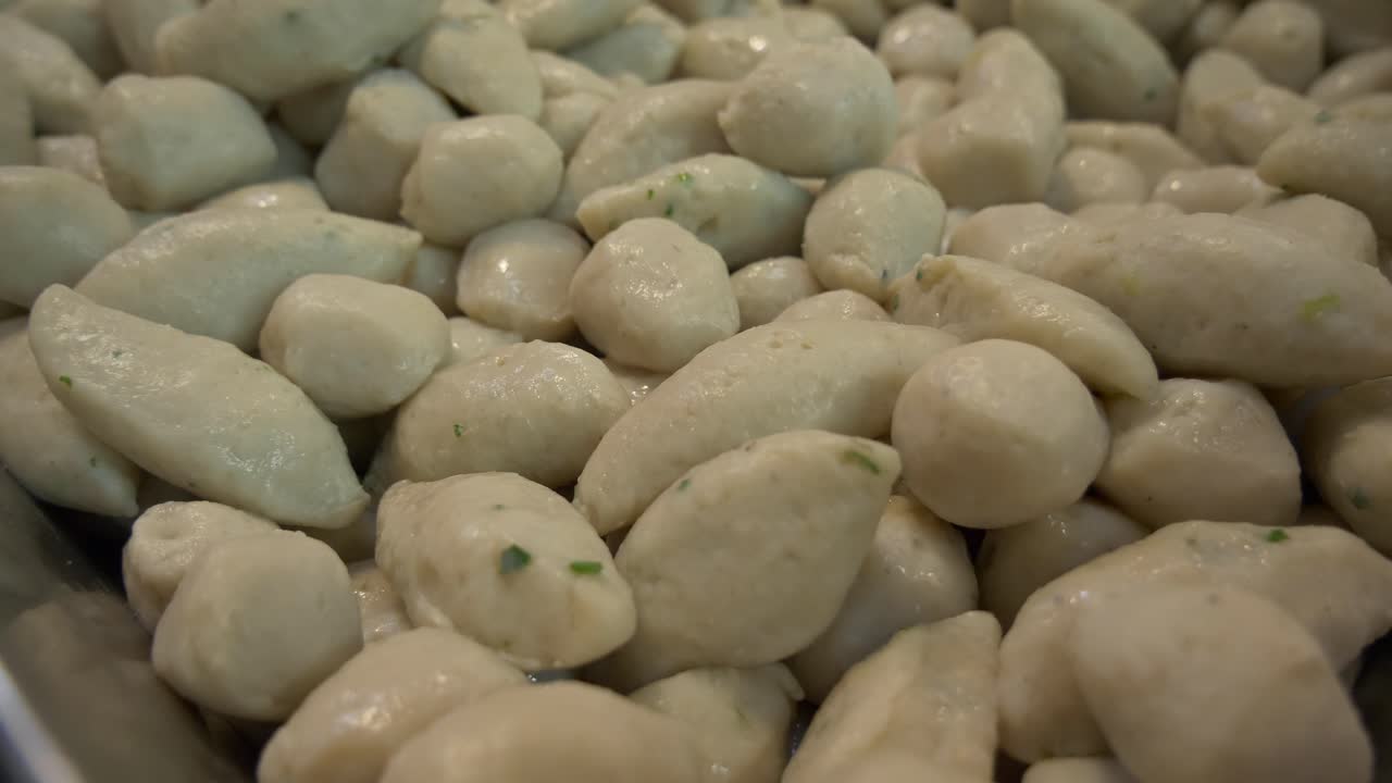 길거리 음식 시장에서 판매되는 아시아 물고기 고기 케이크 레시피 다큐멘터리