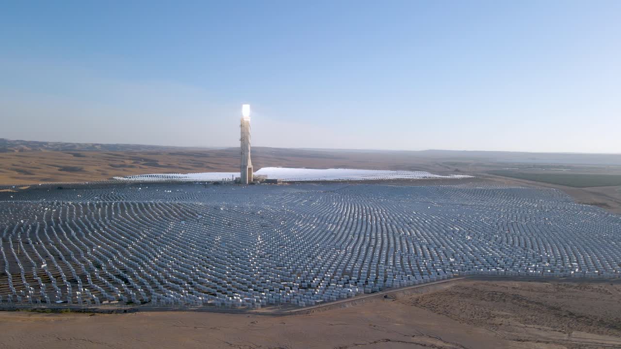 toma aérea sobre la central eléctrica verde en el negev israelí